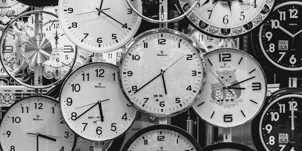 時は金ナリ。つまり時間は有限であることを、時間が経過している時計で表している。