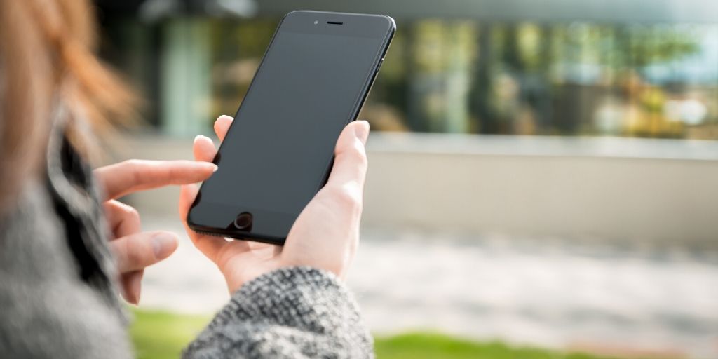 女性がスマホを操作している