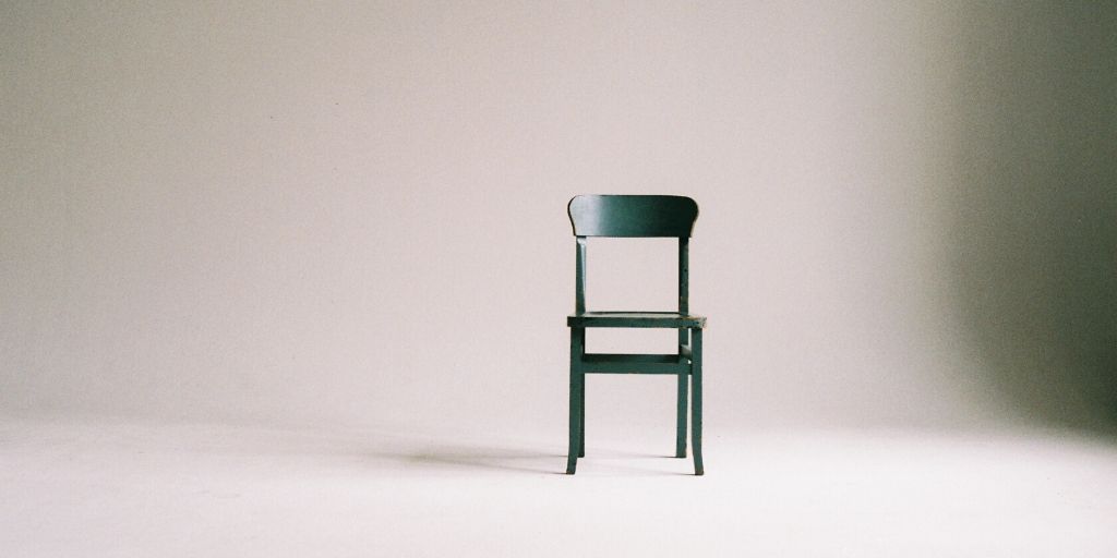 椅子が1つだけ置いてある