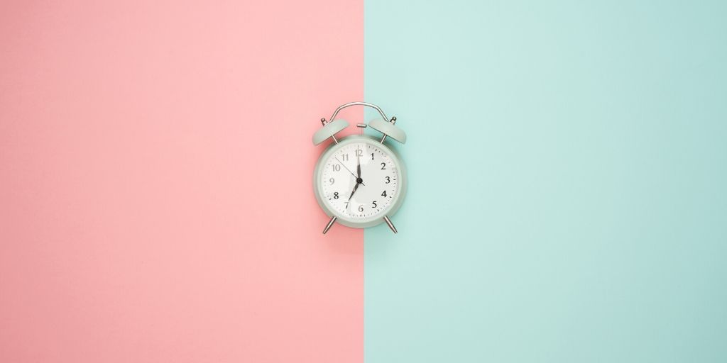 目覚まし時計が1つ置いてある