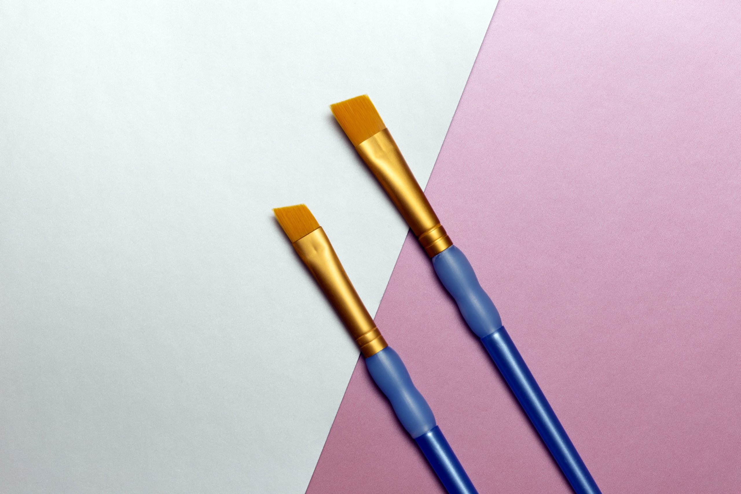 絵具で壁を塗り替えていく