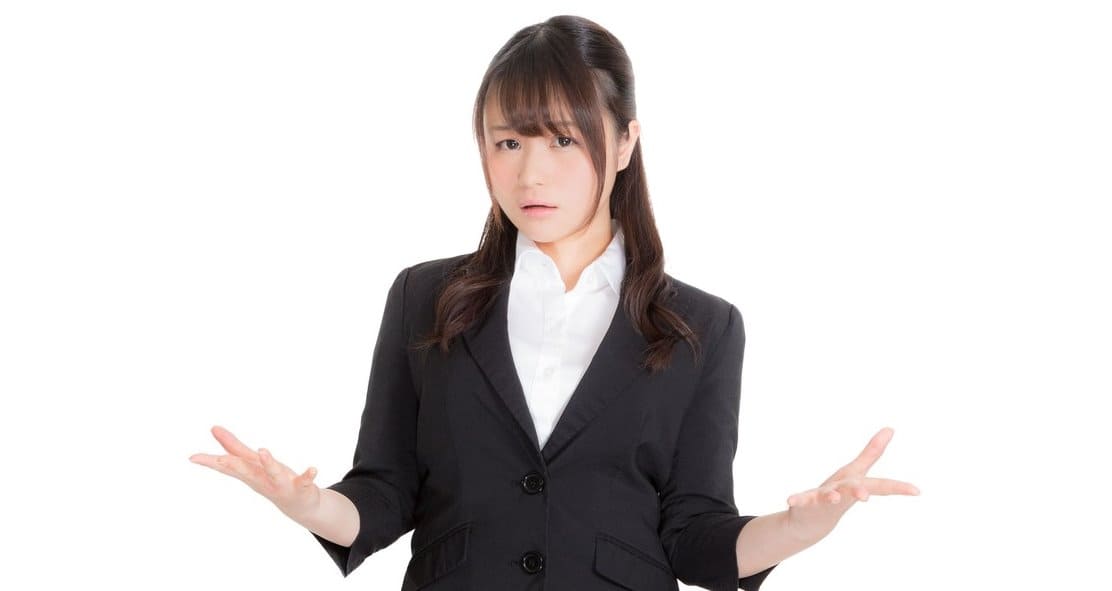 お手上げのポーズをとる女性