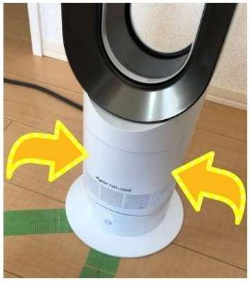 ダイソンAM09を手で持ちあげるポイントを説明している。