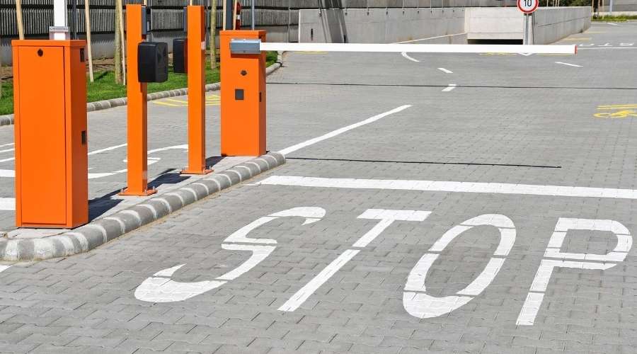 駐車場の料金所入口にSTOPと書かれている