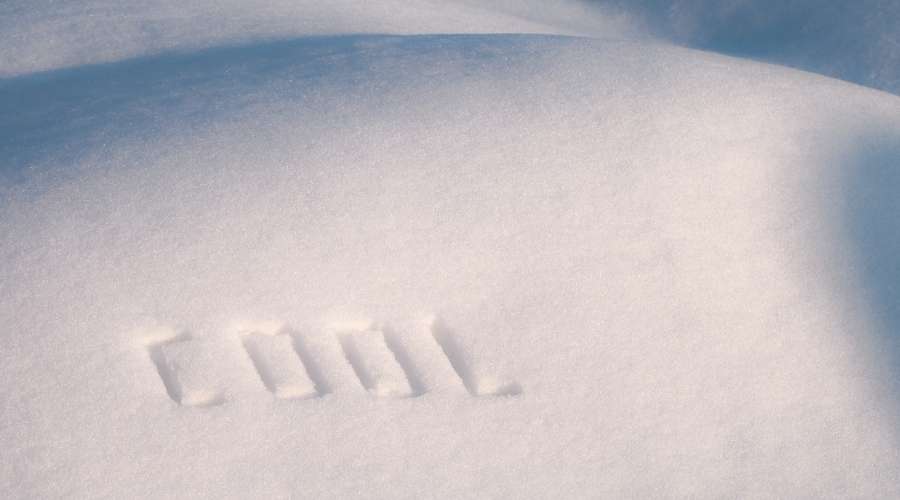 積もった雪にCOOLと書かれている