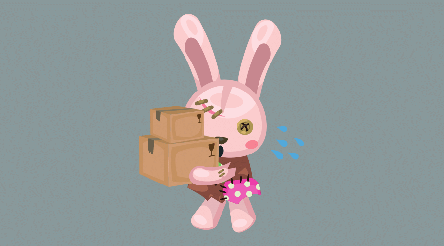 うさぎのぬいぐるみが、重そうな荷物を必死に運んでいる