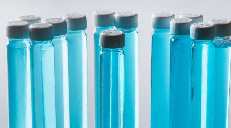 水色の液体の入った試験管が並んでいる。
