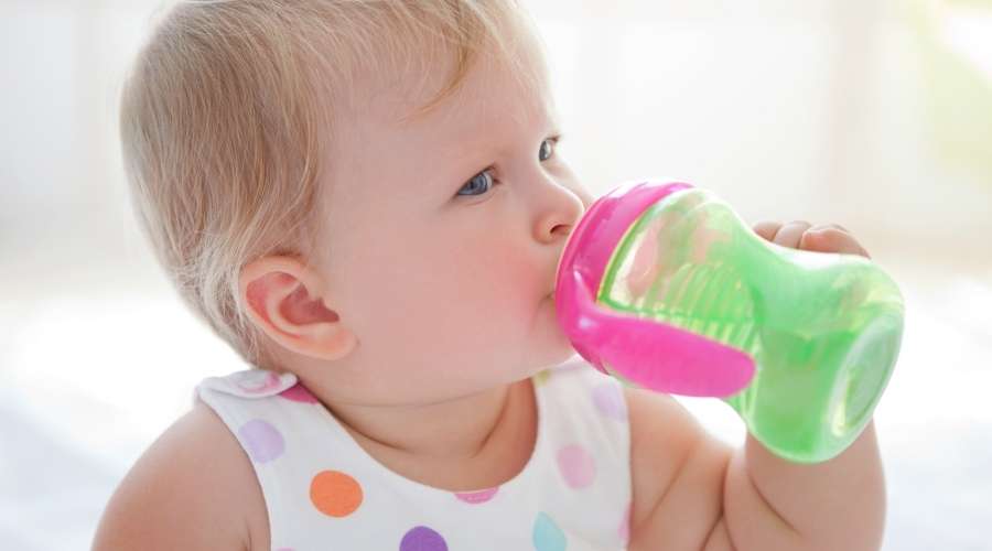 赤ちゃんが飲み物を飲んでいる