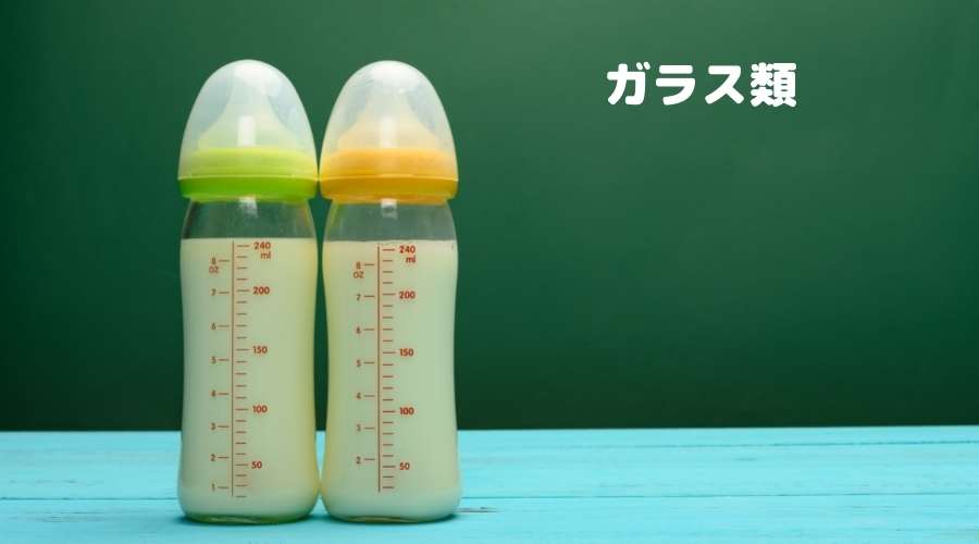 ガラスの哺乳瓶が2本並んで置いてある