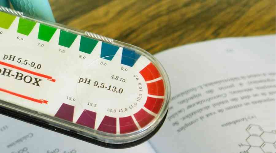 ph紙にアルカリ性の反応色が記載されている。