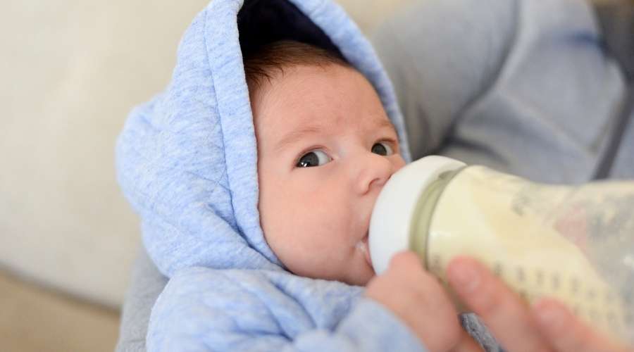 赤ちゃんがミルクを飲んでいる