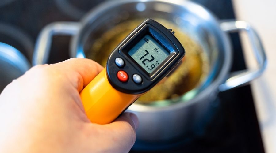 鍋で沸かしているお湯の温度を測定