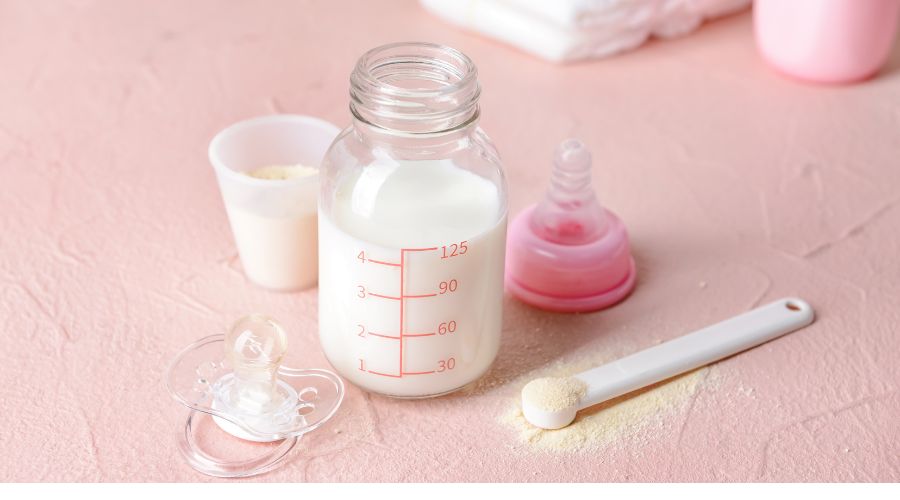 赤ちゃんの粉ミルクを作っている