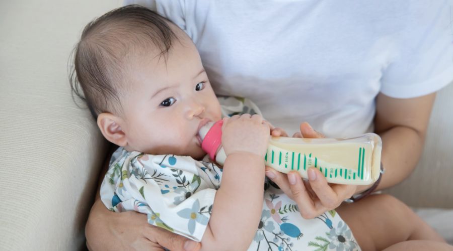 哺乳瓶のミルクを飲んでいる赤ちゃん