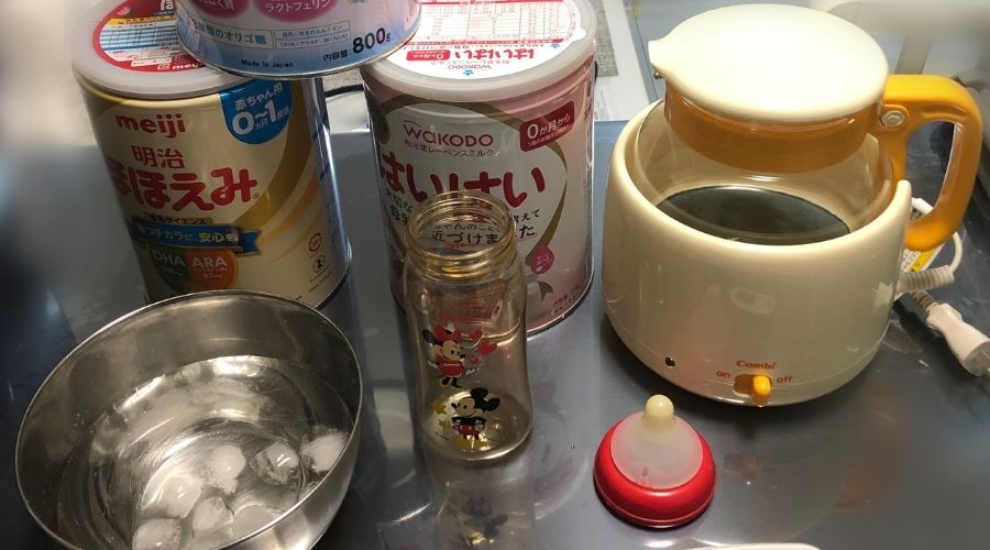 調乳ポットを含め、ミルクを作る道具一式が置かれている